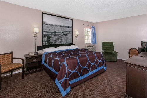Super 8 by Wyndham Lubbock Civic Center North - image 15