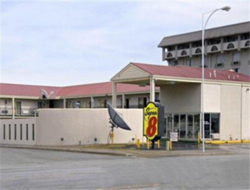 Super 8 by Wyndham Lubbock Civic Center North - image 16