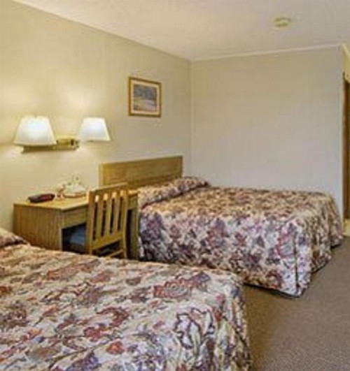 Super 8 by Wyndham Lubbock Civic Center North - image 32