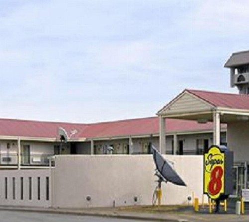 Super 8 by Wyndham Lubbock Civic Center North - image 33