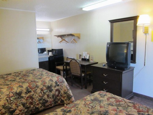 Super 8 by Wyndham Lubbock Civic Center North - image 35