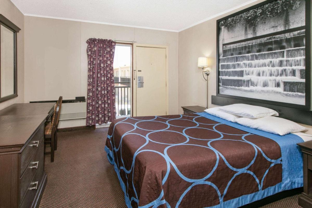 Super 8 by Wyndham Lubbock Civic Center North - image 5