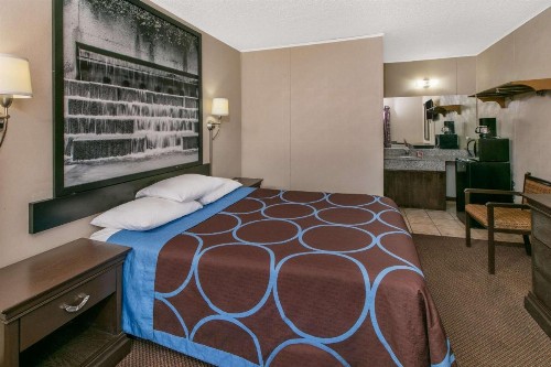 Super 8 by Wyndham Lubbock Civic Center North - image 7