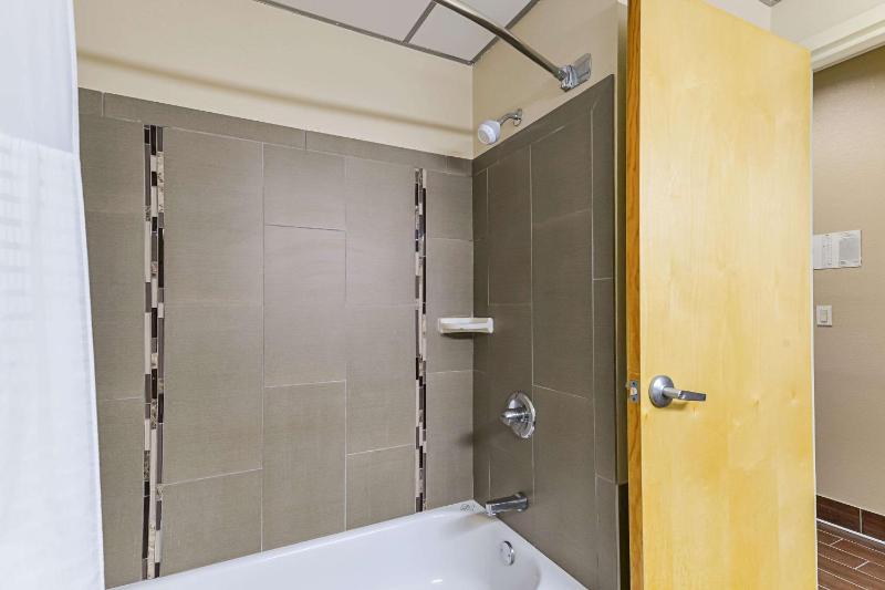Quality Suites - image 6
