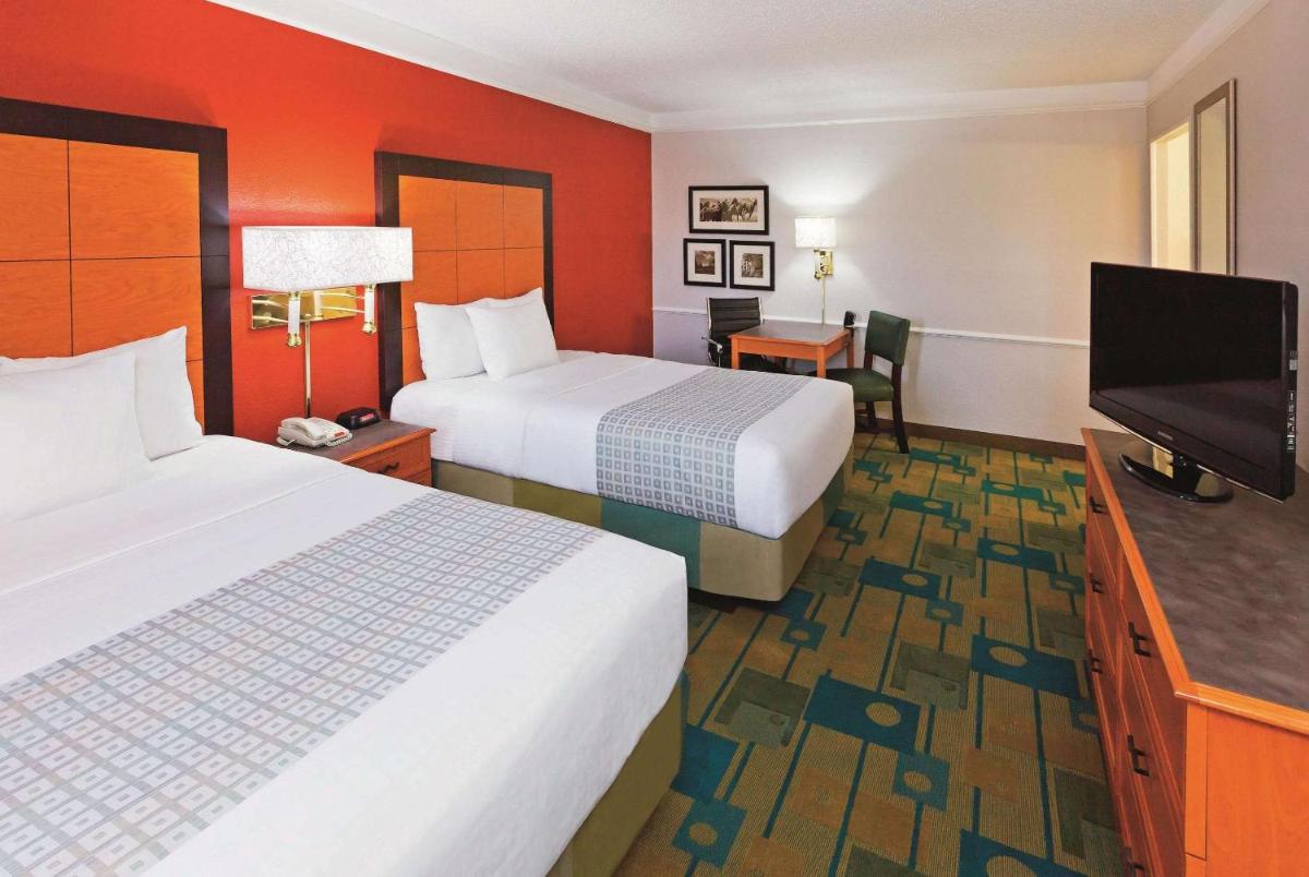 La Quinta Inn by Wyndham Lubbock - Downtown Civic Center - image 4