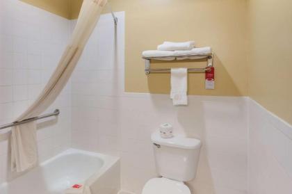 Econo Lodge Lubbock I-27 - image 12