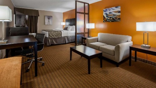 Best Western Plus Lubbock Windsor Inn - image 1