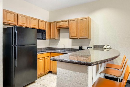 Arbor Inn and Suites - image 3