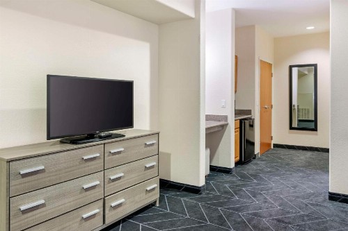 Arbor Inn and Suites - image 7