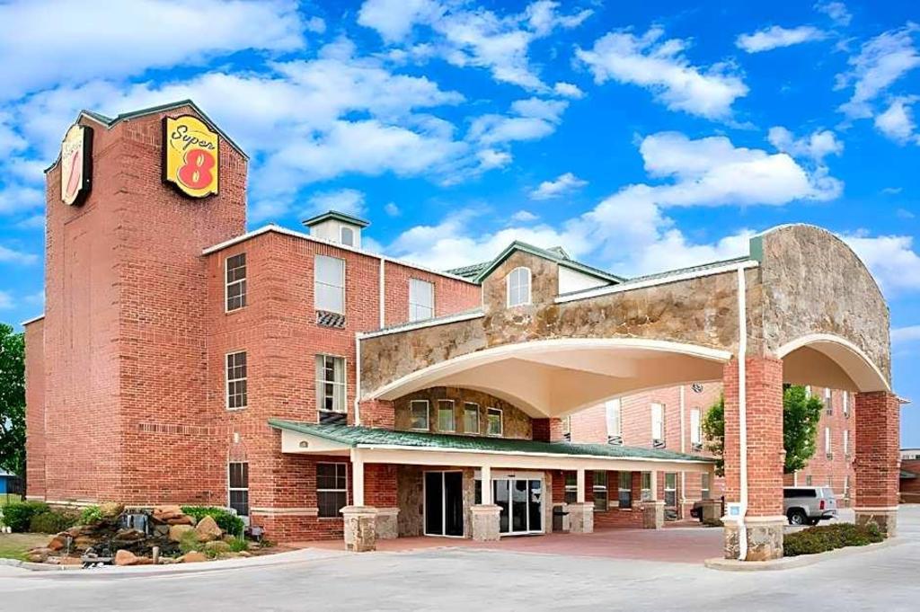 Super 8 by Wyndham Lubbock TX - image 4