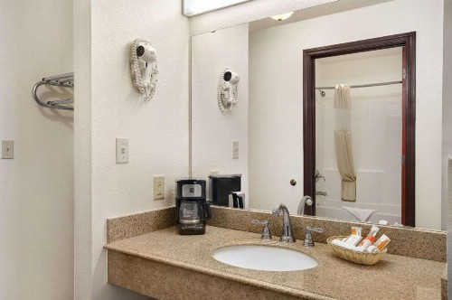 Howard Johnson by Wyndham Lubbock TX - image 22