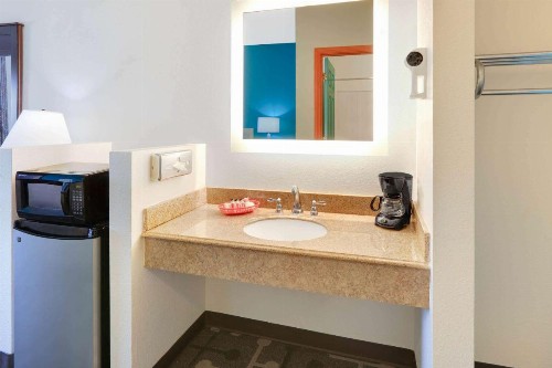 Howard Johnson by Wyndham Lubbock TX - image 33