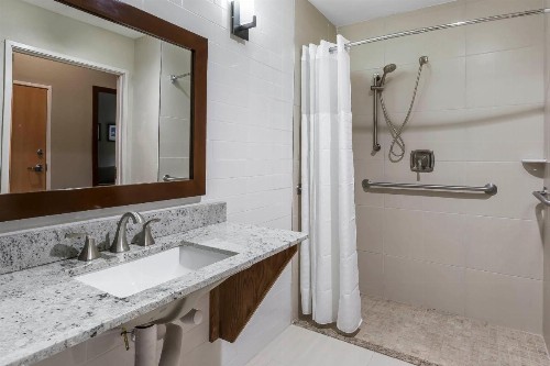 Comfort Suites - University - image 25