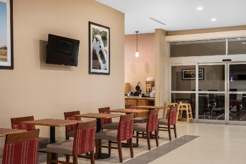 Comfort Suites - University - image 34