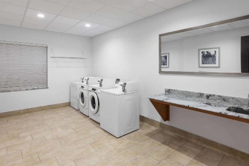 Days Inn & Suites by Wyndham Lubbock Medical Center - image 19