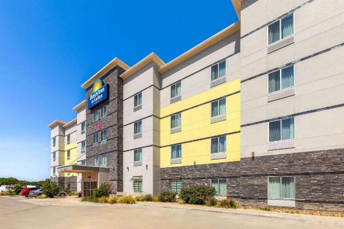 Days Inn & Suites by Wyndham Lubbock Medical Center - image 3