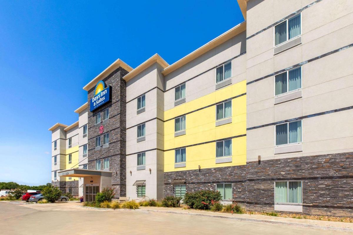 Days Inn & Suites by Wyndham Lubbock Medical Center - image 3
