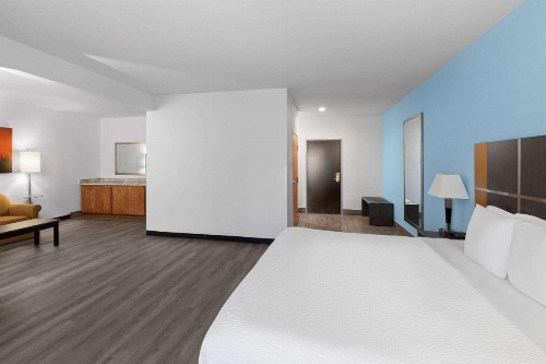 Days Inn & Suites by Wyndham Lubbock Medical Center - image 35