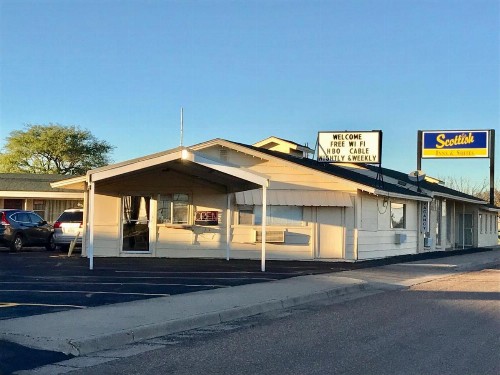 Scottish Inn and Suites - image 1