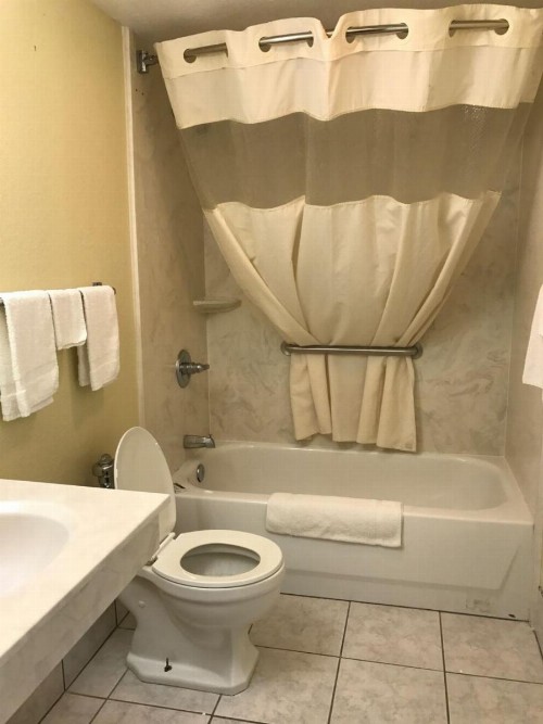 Scottish Inn and Suites - image 10