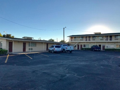 Scottish Inn and Suites - image 11