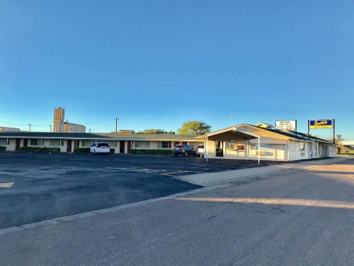 Scottish Inn and Suites - image 12