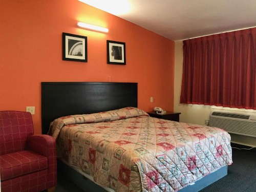 Scottish Inn and Suites - image 2