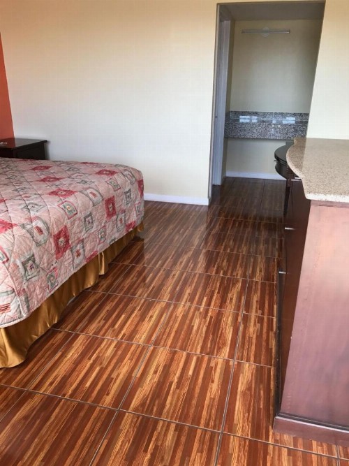 Scottish Inn and Suites - image 3