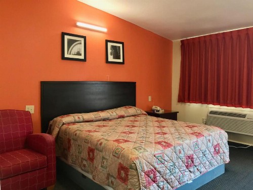 Scottish Inn and Suites - image 5