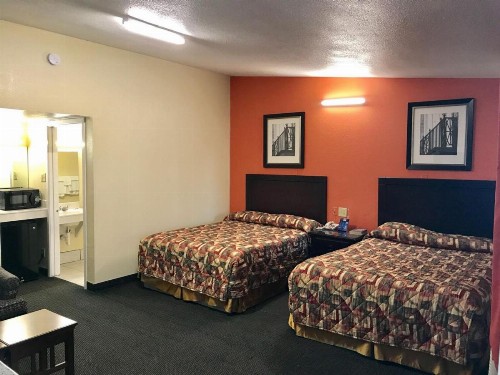 Scottish Inn and Suites - image 6