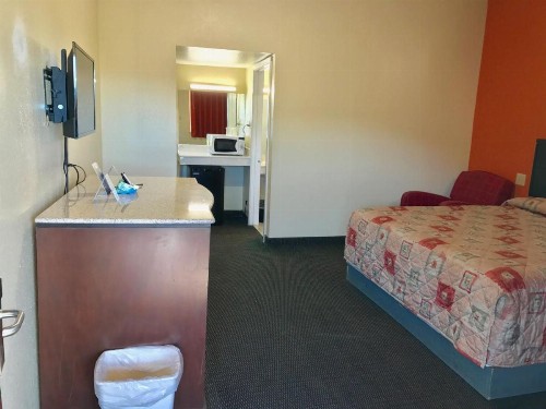 Scottish Inn and Suites - image 7