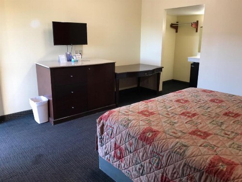 Scottish Inn and Suites - image 8