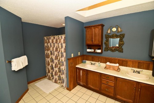 Timber Inn Motel - image 9