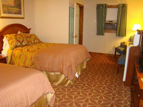 Ludlow Colonial Motel - image 13