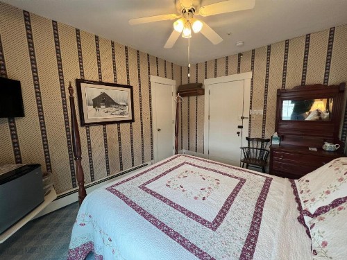Echo Lake Inn - image 11