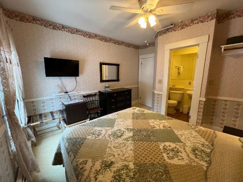 Echo Lake Inn - image 30