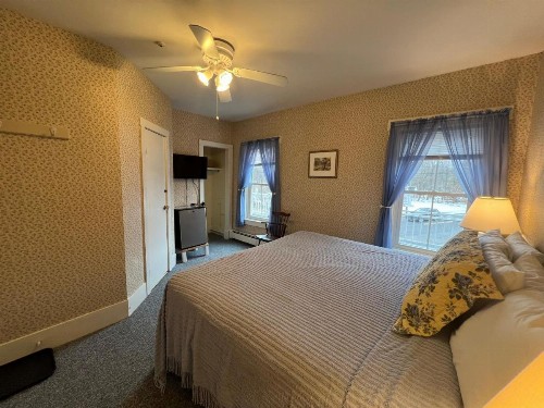 Echo Lake Inn - image 33