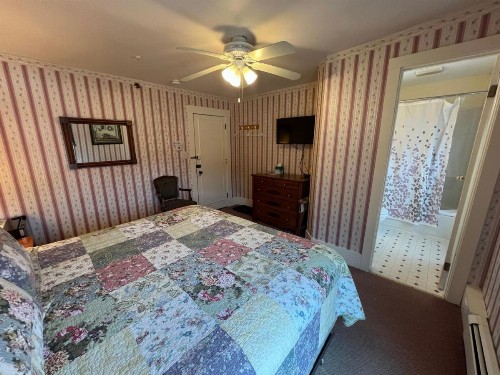 Echo Lake Inn - image 40