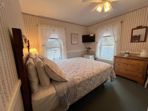 Echo Lake Inn - image 43