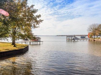 Bandera Bay - Modern and Spacious Log Cabin on the Lake