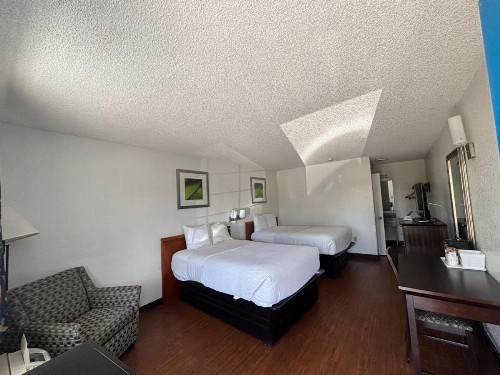 Travelodge Suites by Wyndham MacClenny - image 25