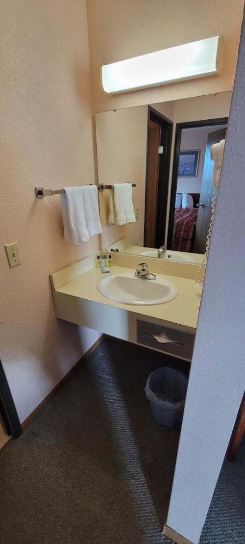 Mackinaw Budget Inn - image 10