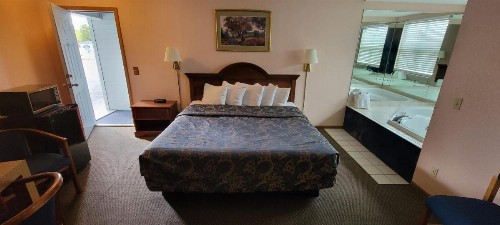 Mackinaw Budget Inn - image 17