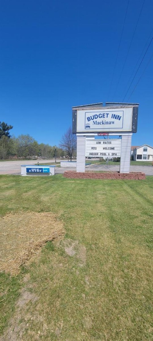 Mackinaw Budget Inn - image 21