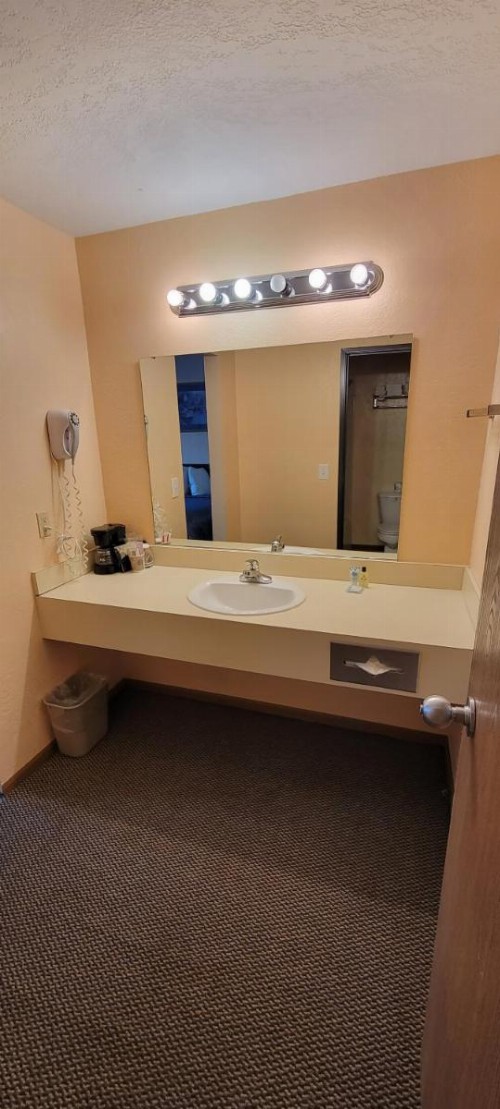 Mackinaw Budget Inn - image 25