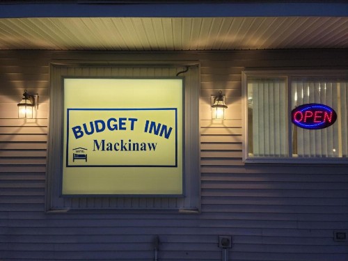 Mackinaw Budget Inn - image 28