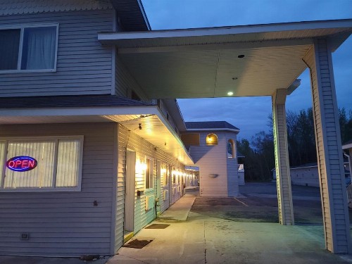 Mackinaw Budget Inn - image 4