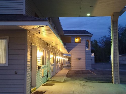 Mackinaw Budget Inn - image 8