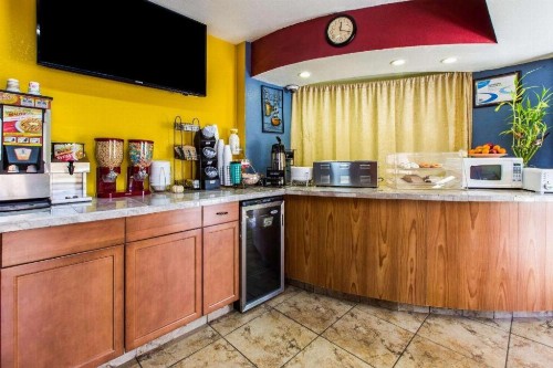 Econo Lodge Inn & Suites Macon - image 9