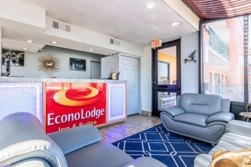 Econo Lodge Inn & Suites Macon - image 11